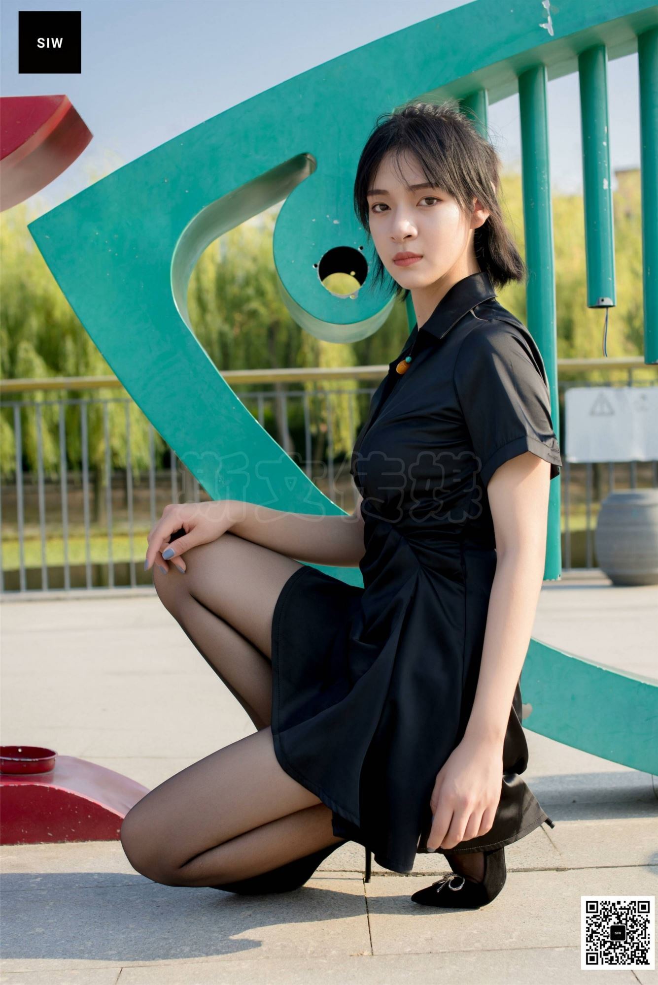 SIW斯文传媒 091 思琪 真丝修身超短低腰裙